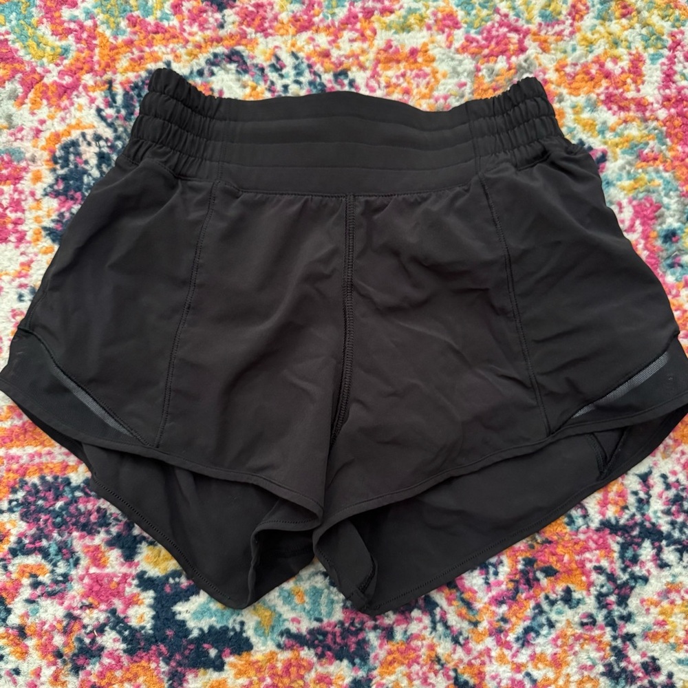lululemon 2.5 inch high rise hotty hot shorts (black)